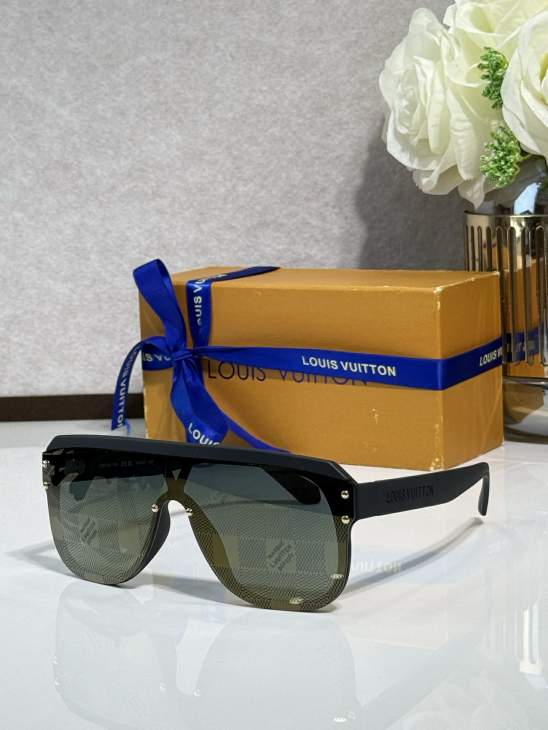 Picture of Louis Vuitton Sunglasses _SKUfw77097974fw